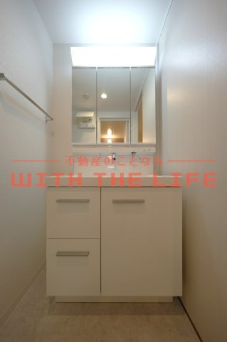 プラージュポインテ六ツ門【キャッシュバック対象物件】の独立洗面台|独立洗面台、小物を置くことができて便利です