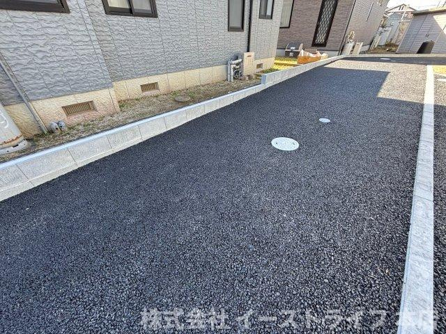 【新築戸建】さらに値下げ！残り1棟！植田町根小屋第1※子育て支援対象※の駐車場|2号棟写真　3台駐車可能