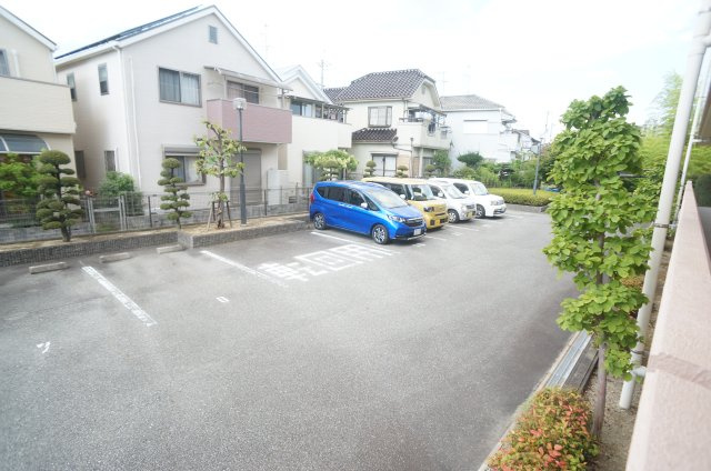 グレイス宝塚の駐車場