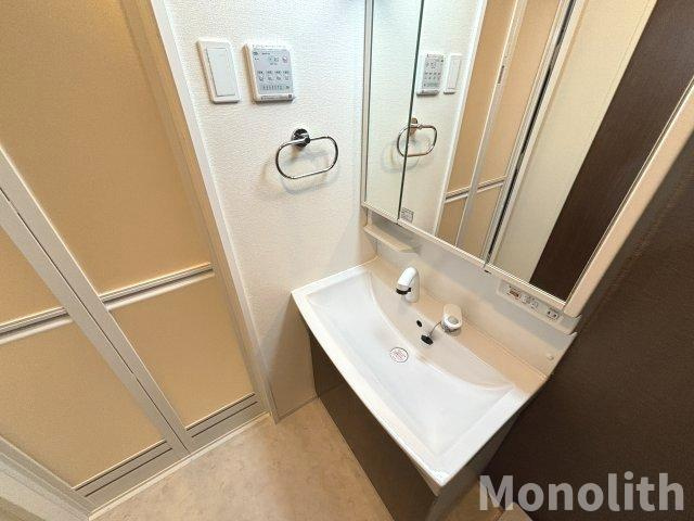 ストレリチアの独立洗面台