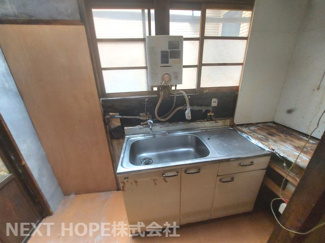 【キッチン】 | 尼崎市長洲中通２丁目中古戸建 | キッチンです。リフォームが必要です。お好きなリフォームを楽しんでみませんか？流行りのDIYにチャレンジしてみませんか？ぜひ現地でご確認ください！！
