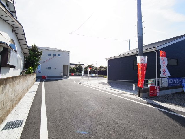 新築　前橋市北代田町第5　Livele Garden.S　3号棟の前面道路含む現地写真|現地写真　北側接道幅員約2.5ｍ
