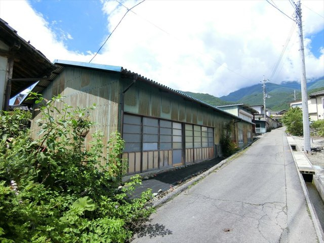 南アルプス市上市之瀬戸建て８DKの前面道路含む現地写真|北側道路