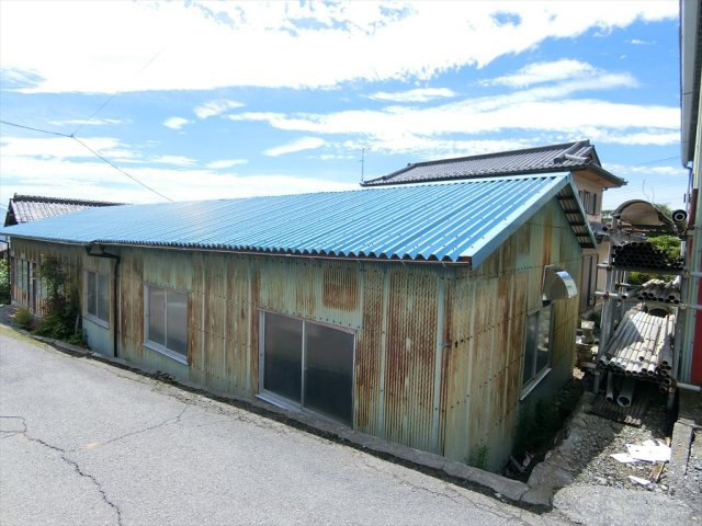 南アルプス市上市之瀬戸建て８DKのその他|北側の物置