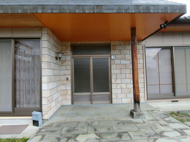 南アルプス市上市之瀬戸建て８DKの玄関