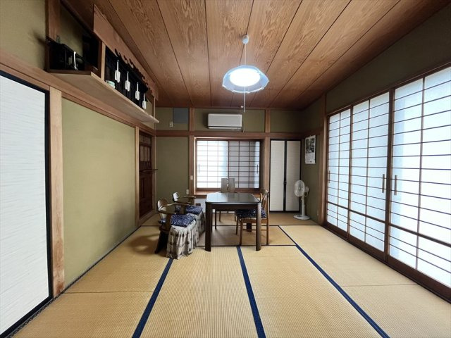 南アルプス市上市之瀬戸建て８DKの居間・リビング