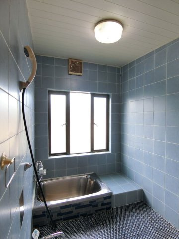 南アルプス市上市之瀬戸建て８DKの浴室