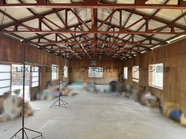 南アルプス市上市之瀬戸建て８DKの内装|北側物置