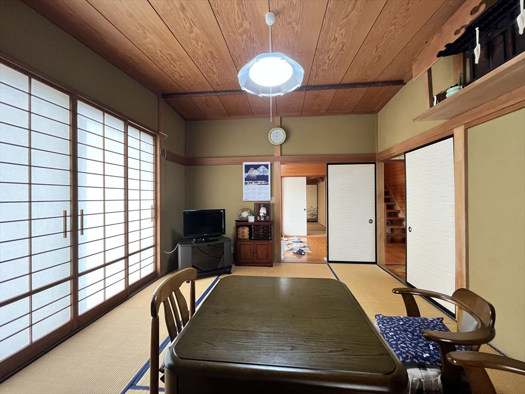 南アルプス市上市之瀬戸建て８DKの居間・リビング