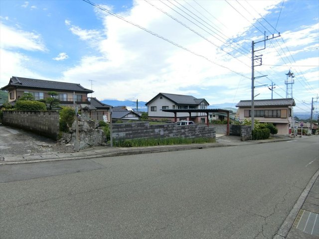 南アルプス市上市之瀬戸建て８DKの前面道路含む現地写真