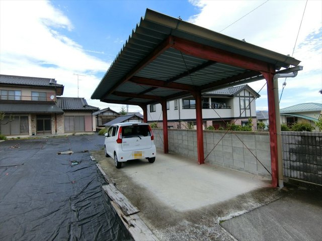 南アルプス市上市之瀬戸建て８DKの駐車場