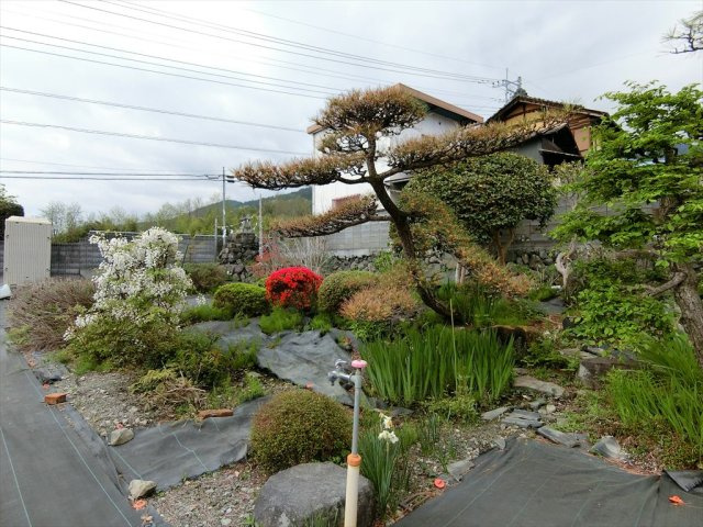 南アルプス市上市之瀬戸建て８DKの庭