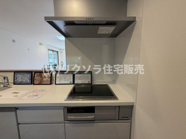 田原台３丁目　中古一戸建てのキッチン|ビルトイン3口コンロ
■物件内覧・資金計画相談・住宅ローン相談、リフォーム相談、お問合せ受付中■
※当日・翌日のご内覧、ご相談はお電話でのお問合せがスムーズです！