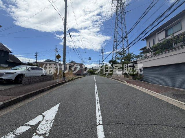 田原台３丁目　中古一戸建ての前面道路含む現地写真|前道　北　幅員11ｍ
■物件内覧・資金計画相談・住宅ローン相談、リフォーム相談、お問合せ受付中■
※当日・翌日のご内覧、ご相談はお電話でのお問合せがスムーズです！