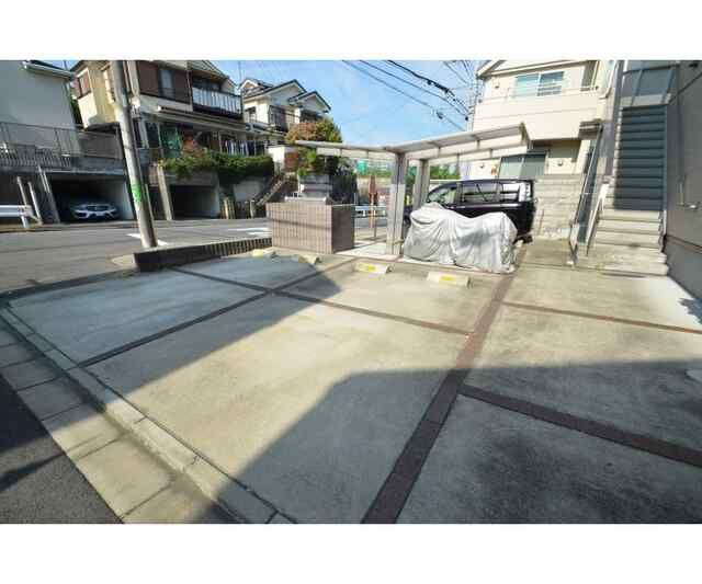 コンフォートハイム戸塚の駐車場