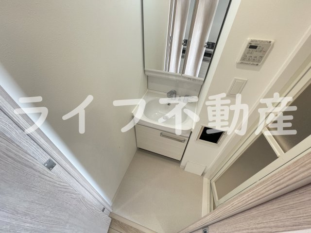 アドバンス大阪ストーリアの洗面所|ゆったりとスペースのある洗面所