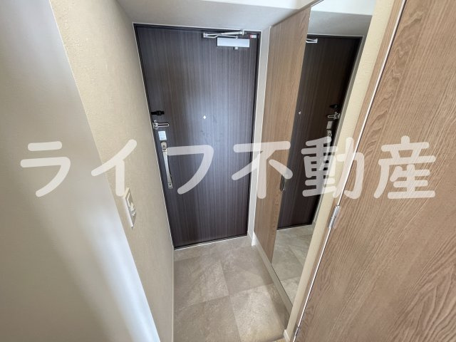アドバンス大阪ストーリアの玄関|収納もある玄関です
