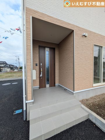 Cradle garden　行田市中江袋第1のエントランス|落ち着いた色づかいのエントランス
駐車場からアクセスの良いエントランス。雨の日や荷物が多くても安心の動線♪