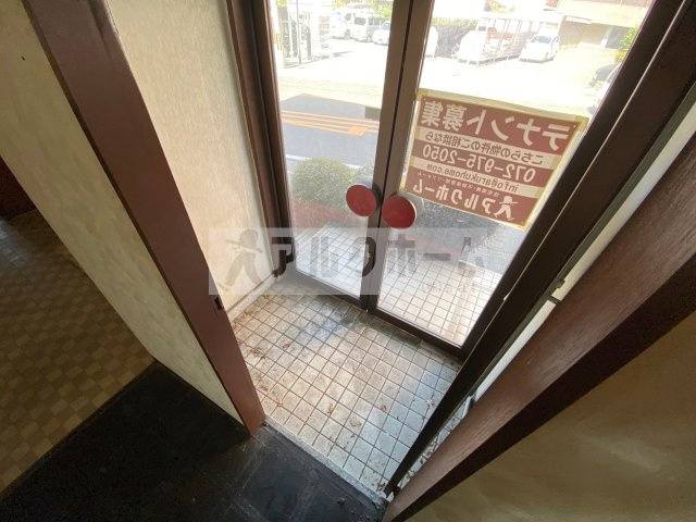 谷口ビルの玄関