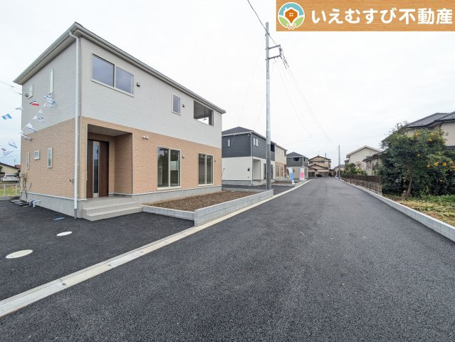 Cradle garden　行田市中江袋第1の前面道路含む現地写真|整備されたばかりの綺麗な6ｍ道路
ゆとりの6ｍ道路に面しているのでお車の駐車も楽々、すれ違える広さが嬉しい！