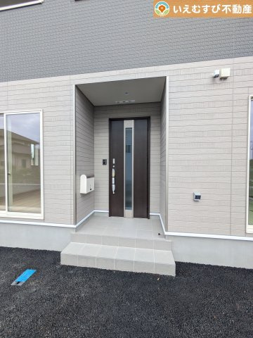 Cradle garden　行田市中江袋第1のエントランス|落ち着いた色づかいのエントランス
駐車場からアクセスの良いエントランス。雨の日や荷物が多くても安心の動線♪