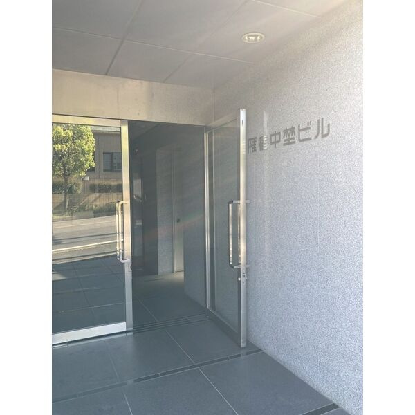 雁宿中埜ビルのエントランス