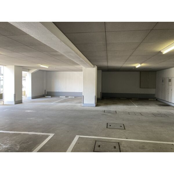 雁宿中埜ビルの駐車場