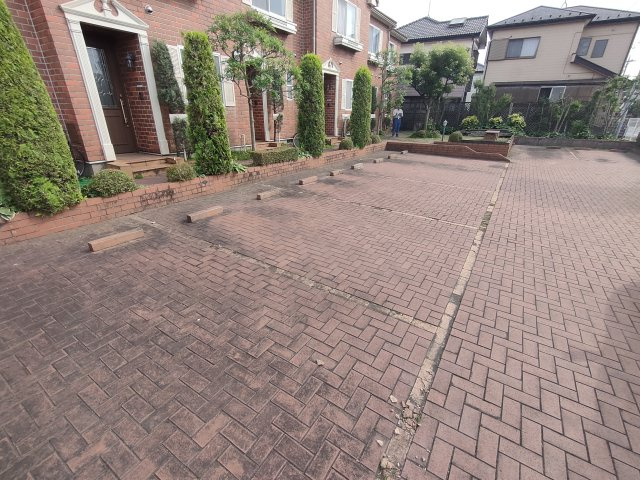 ヨーロピアンシャレー岩槻弐番館Cの駐車場|車をお持ちの方に嬉しい駐車場付きの物件です
