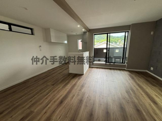【居間・リビング】 | 神戸市長田区上池田1丁目　新築戸建　仲介手数料無料！ | リビングです