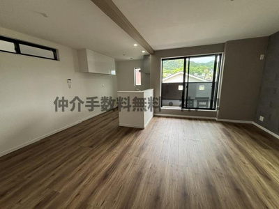 【居間・リビング】 | 神戸市長田区上池田1丁目　新築戸建　仲介手数料無料！ | リビングです