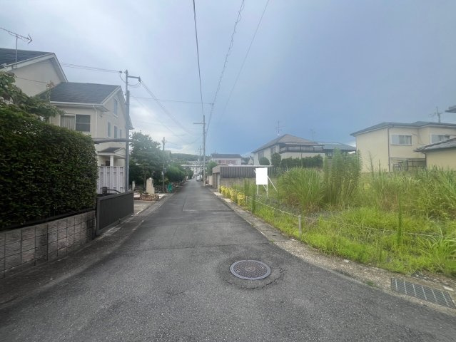 京阪宇治線「桃山南口」駅徒歩１０分◆敷地約４２坪の建築条件なし売土地◆現況更地◆伏見区桃山与五郎町の前面道路含む現地写真|前道(令和６年８月撮影)