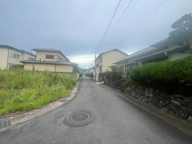 京阪宇治線「桃山南口」駅徒歩１０分◆敷地約４２坪の建築条件なし売土地◆現況更地◆伏見区桃山与五郎町の前面道路含む現地写真|前道(令和６年８月撮影)