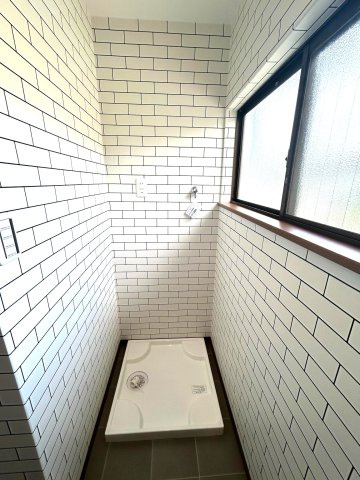 人気の醍醐小学校区◆令和６年５月リフォーム完了の美宅◆広い庭付き◆伏見区醍醐勝口町の洗面所|洗濯機置き場