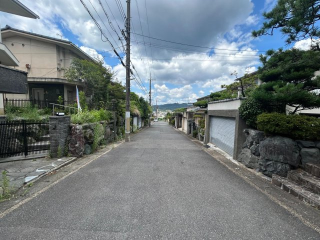 人気の醍醐小学校区◆令和６年５月リフォーム完了の美宅◆広い庭付き◆伏見区醍醐勝口町の前面道路含む現地写真|前道