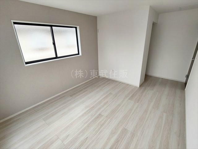 【寝室】 | 川越市今成１期　全５棟　1号棟 | 2階南西側8.1帖洋室　主寝室としてお使いいただけます