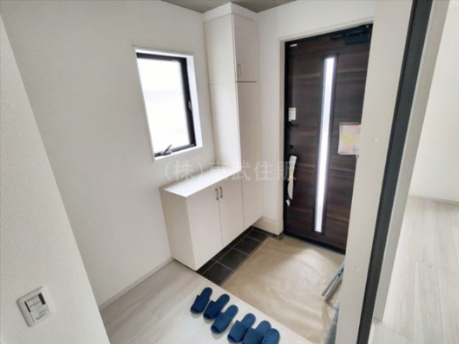 【玄関】 | 川越市今成１期　全５棟　1号棟 | 明るい玄関です