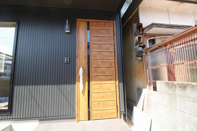 秦南町2丁目　新築戸建の玄関