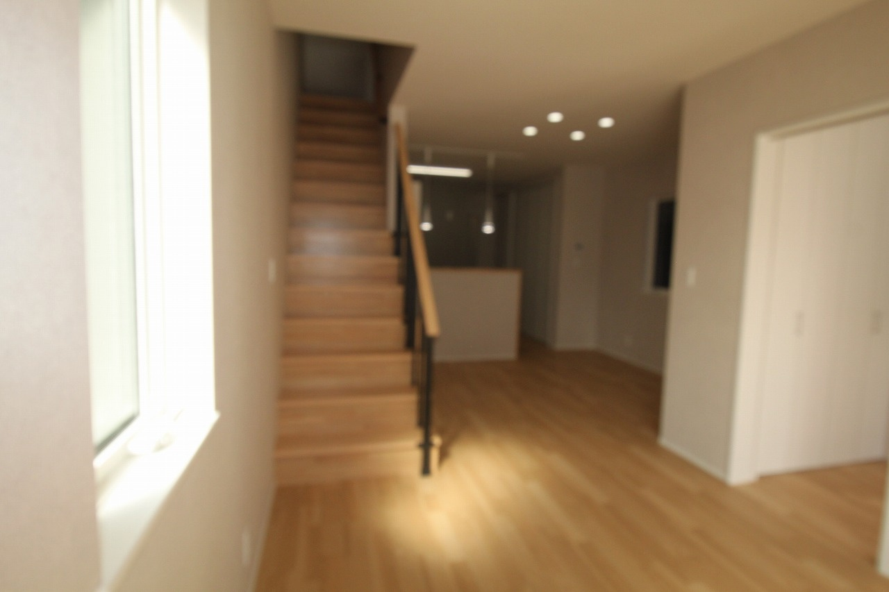 秦南町2丁目　新築戸建の居間・リビング