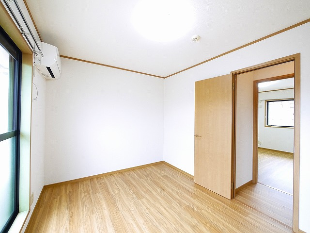 竜王テラスハウスの洋室