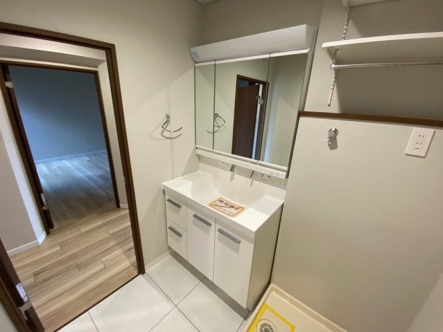 三旺マンション第三本山の独立洗面台|鏡の裏には収納スペースが標準装備！