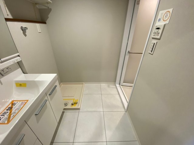 三旺マンション第三本山のランドリースペース|ゆとりの洗面スペースで朝の身支度も快適スムーズに。