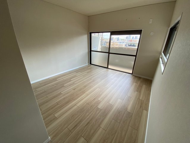 三旺マンション第三本山の寝室|【8.6帖】
窓からたっぷりと陽光が注がれる明るく快適なプライベート空間となっています。
