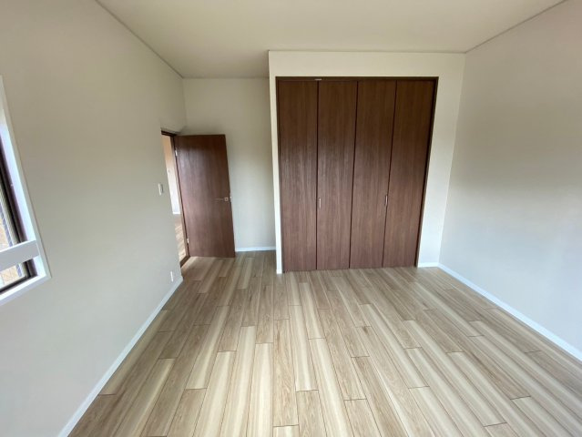 三旺マンション第三本山の寝室|【8.6帖】
木の温もりがやさしいフローリング