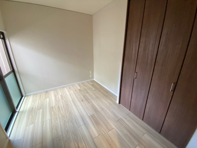 三旺マンション第三本山の洋室|【5.7帖】
大きな窓があり、明るい空間で自分だけの時間をゆっくり過ごせそうですね♪