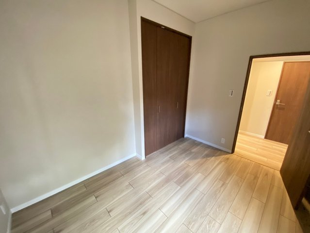 三旺マンション第三本山の洋室|【5.7帖】
夏場に心地良いひんやり感はフローリングならでは