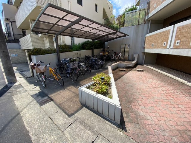 三旺マンション第三本山のその他|屋根付きの駐輪場で雨の日でも安心です♪
