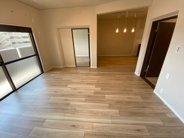 三旺マンション第三本山の居間・リビング|窓から陽の光がたっぷり注ぐ明るいリビングです♪