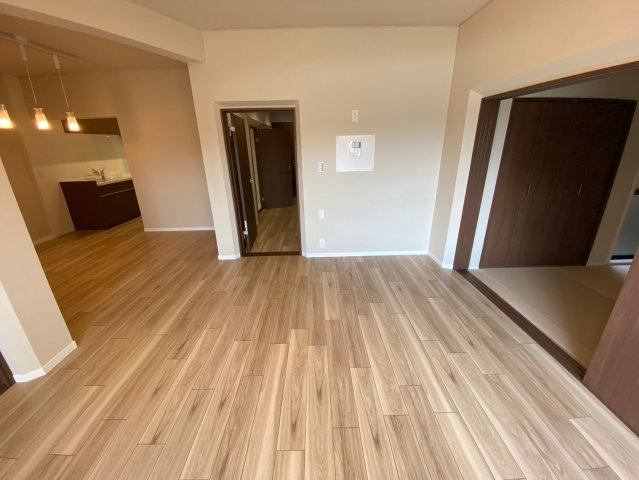 三旺マンション第三本山の居間・リビング|18帖のリビングで家族との楽しい時間が過ごせそうですね♪