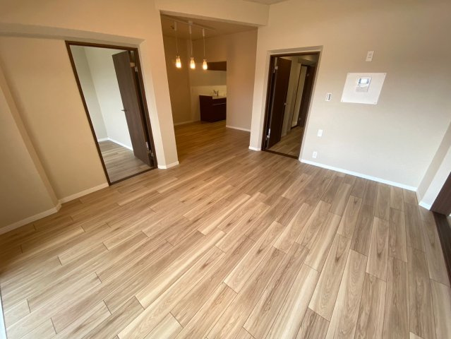 三旺マンション第三本山の居間・リビング|ナチュラルな木目調の床から木のぬくもりを感じられる
広々としたリビングルーム