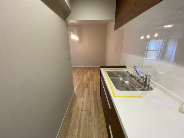 三旺マンション第三本山のキッチン|作業スペースが広いシステムキッチンは奥様にうれしいポイント！